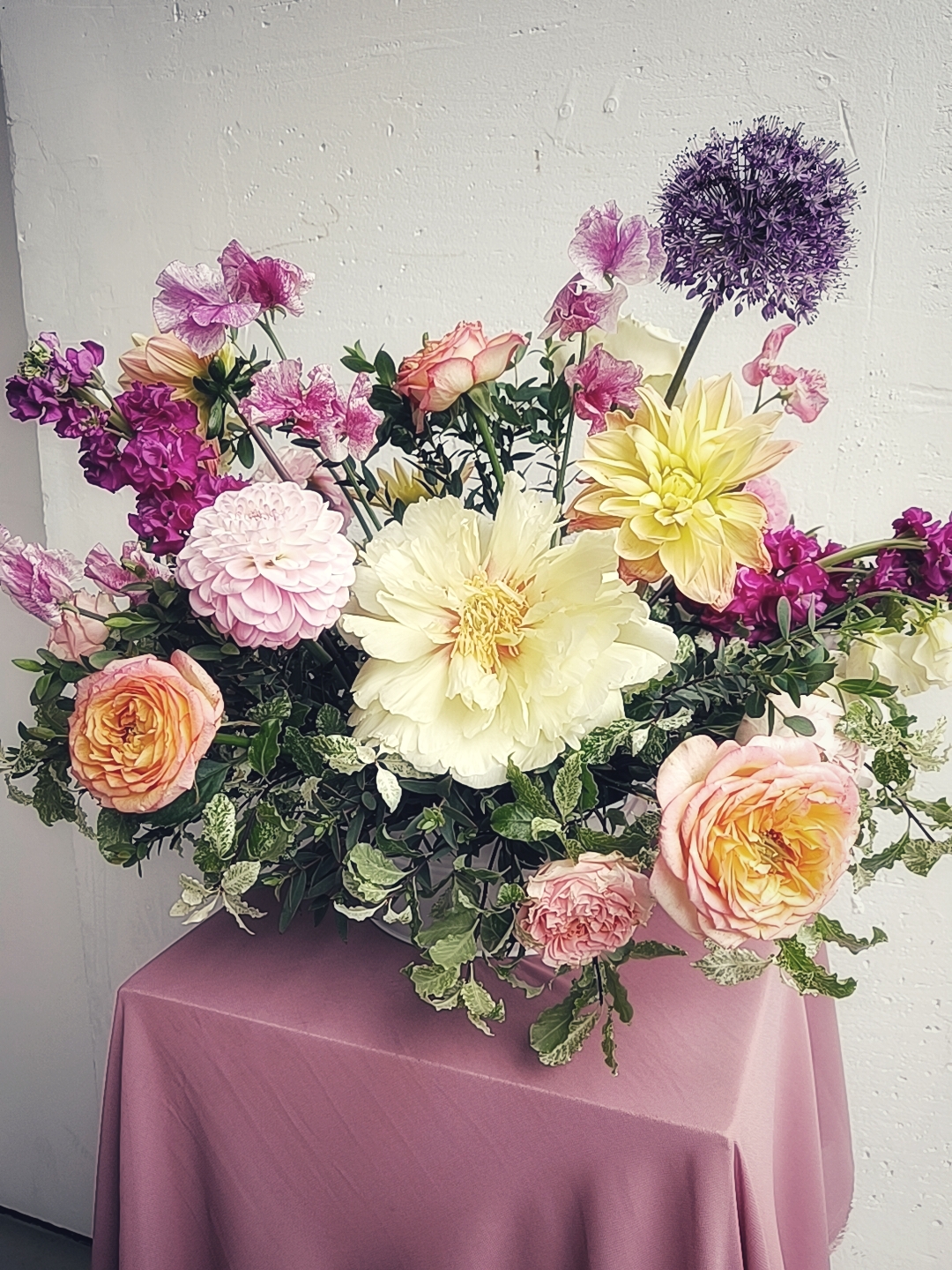 Composition fleurs mariage pivoine dahlia
