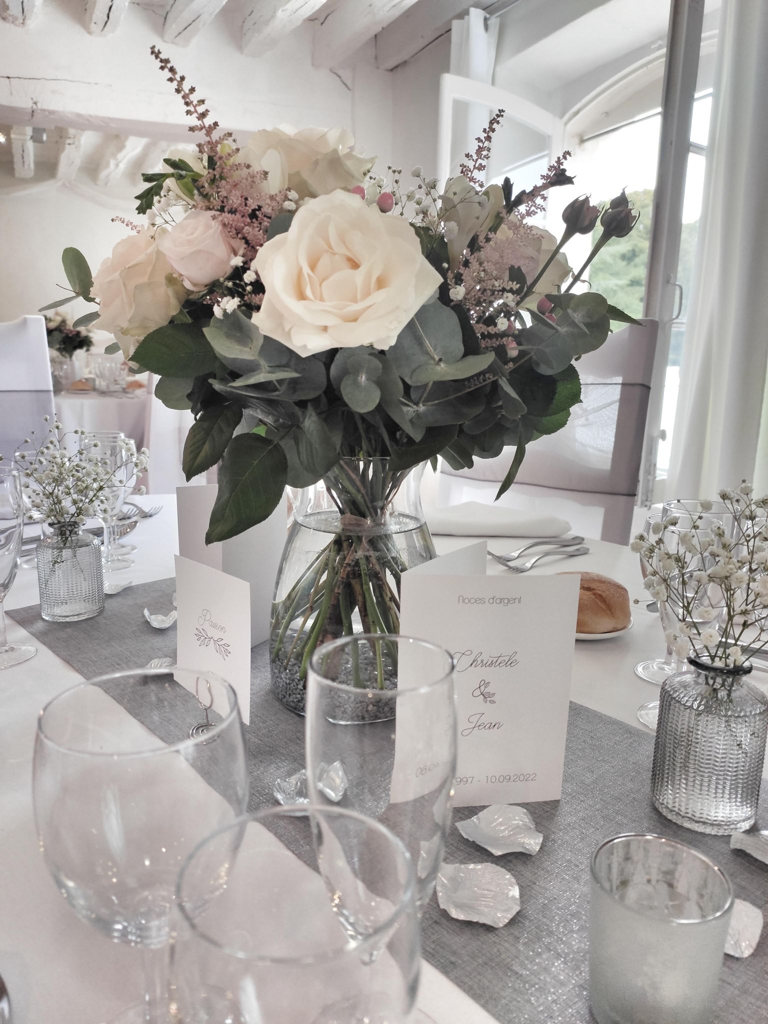 Mariage blanc argent gris bouquet centre table