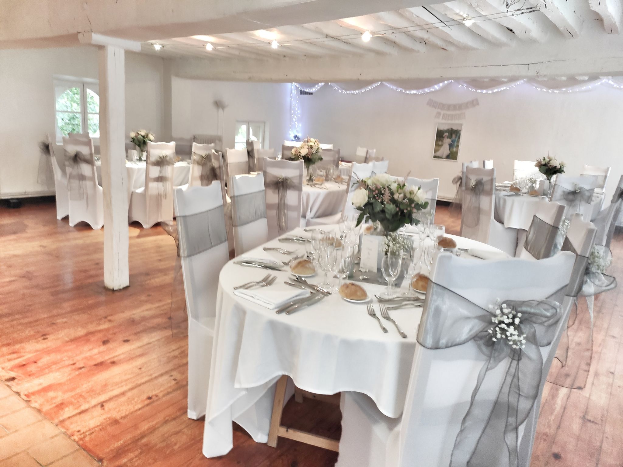 Mariage blanc argent gris decoration salle