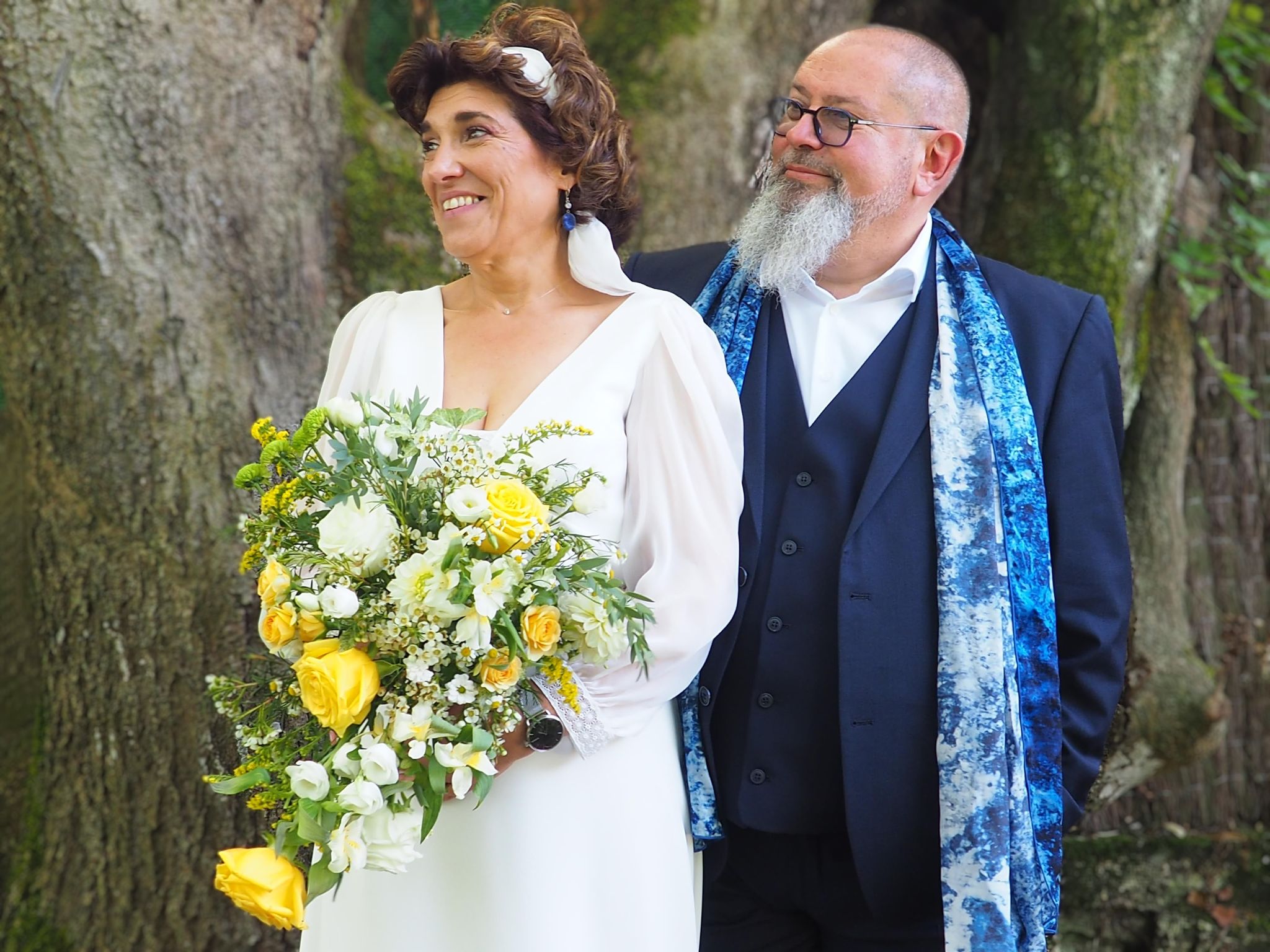 Mariage bleu jaune bouquet cascade mariee