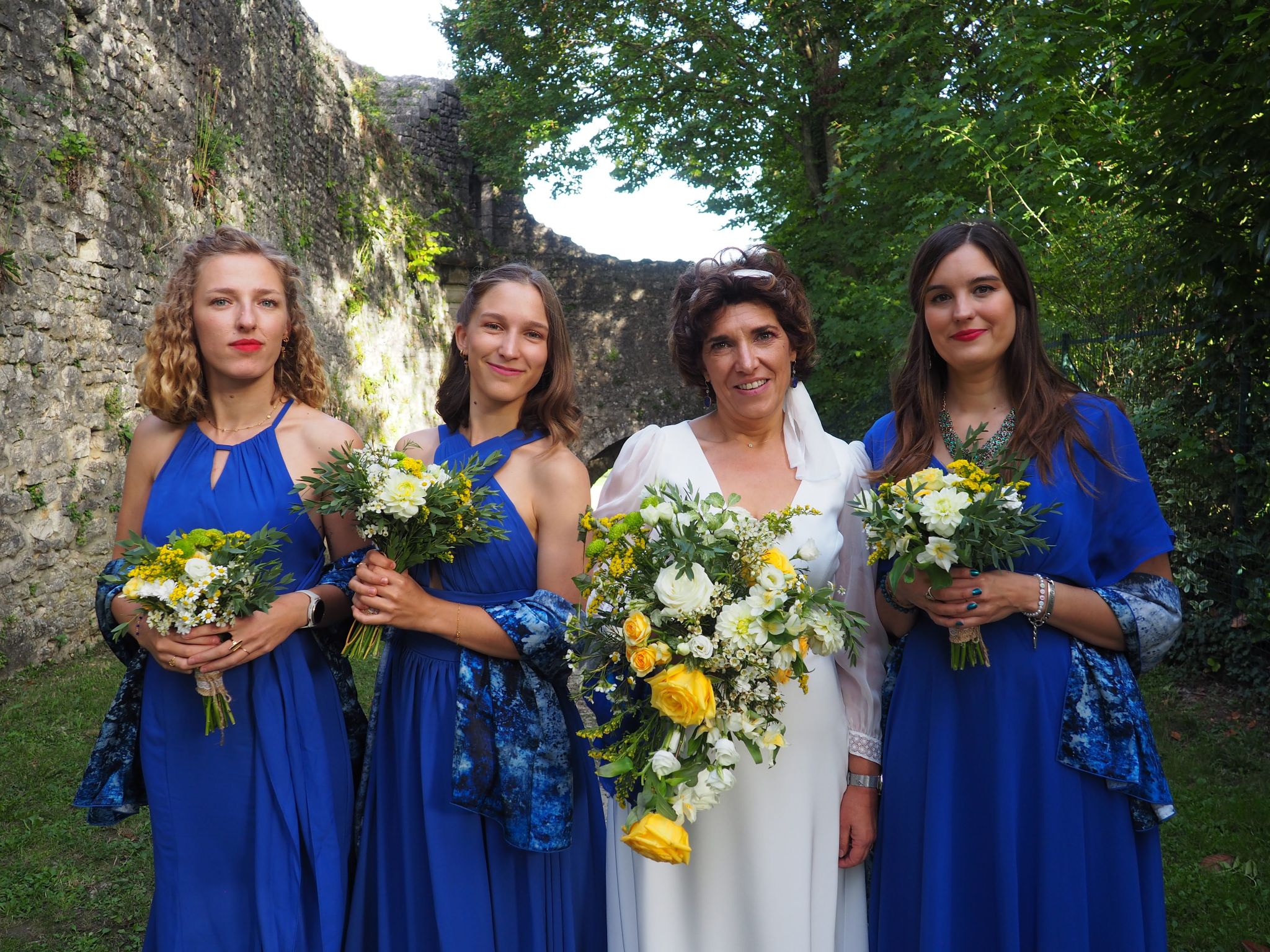Mariage bleu jaune bouquet demoiselle honneur mariee