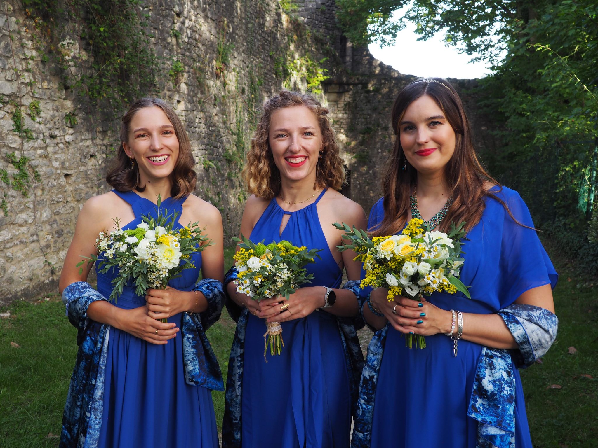 Mariage bleu jaune bouquet demoiselle honneur