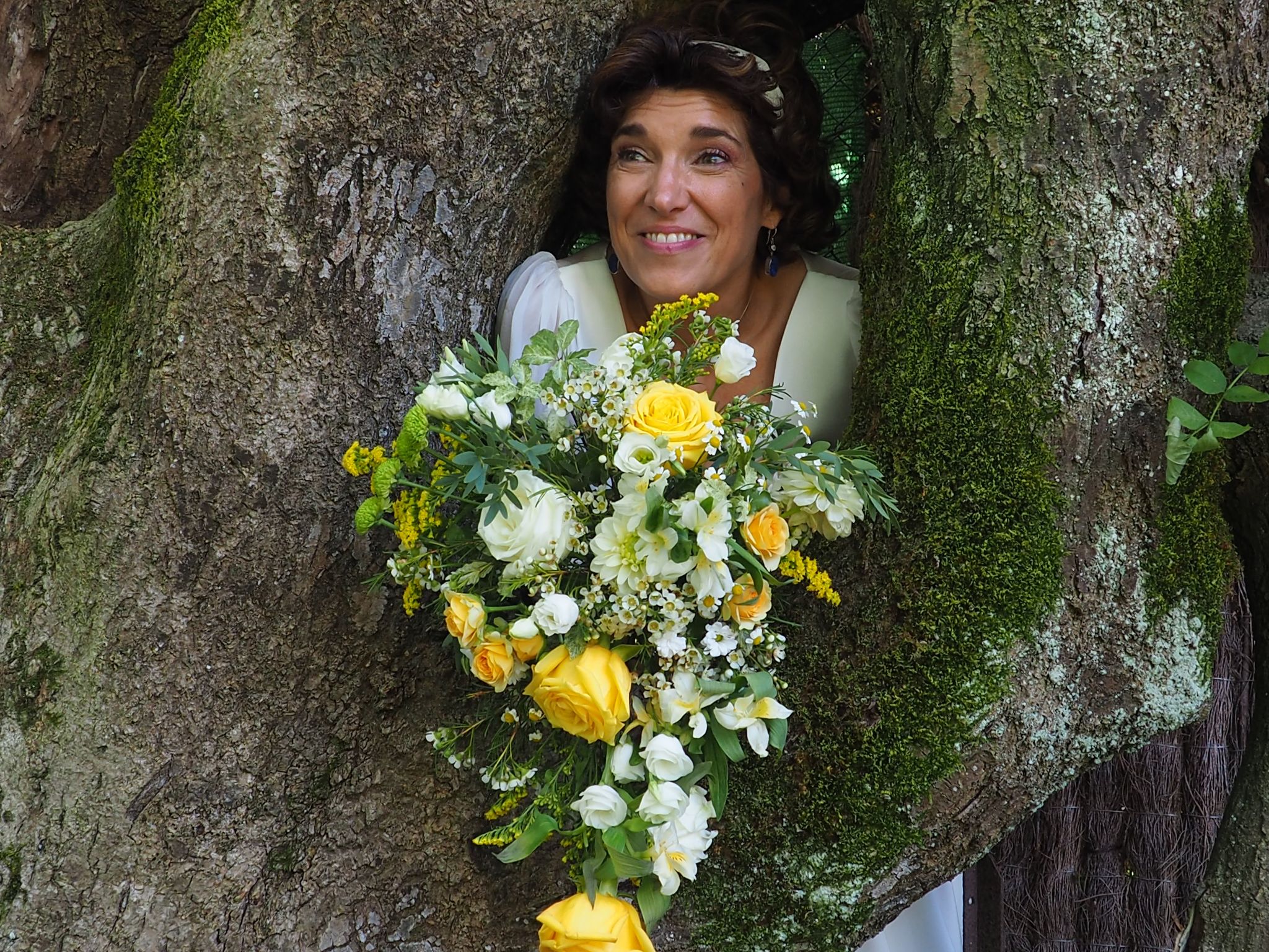 Mariage bleu jaune bouquet mariee cascade