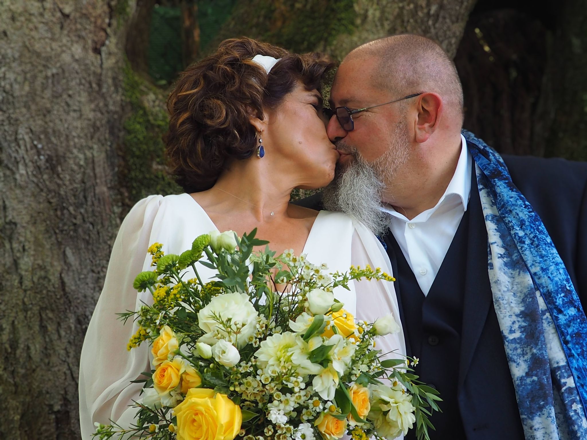 Mariage bleu jaune bouquet mariee