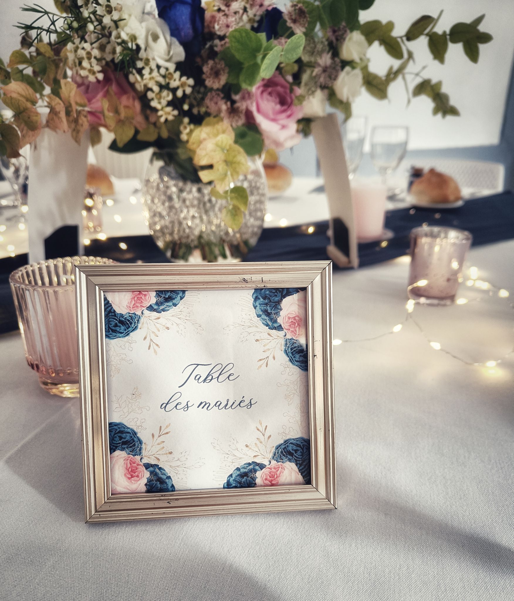 Mariage bleu nuit bouquet nom table