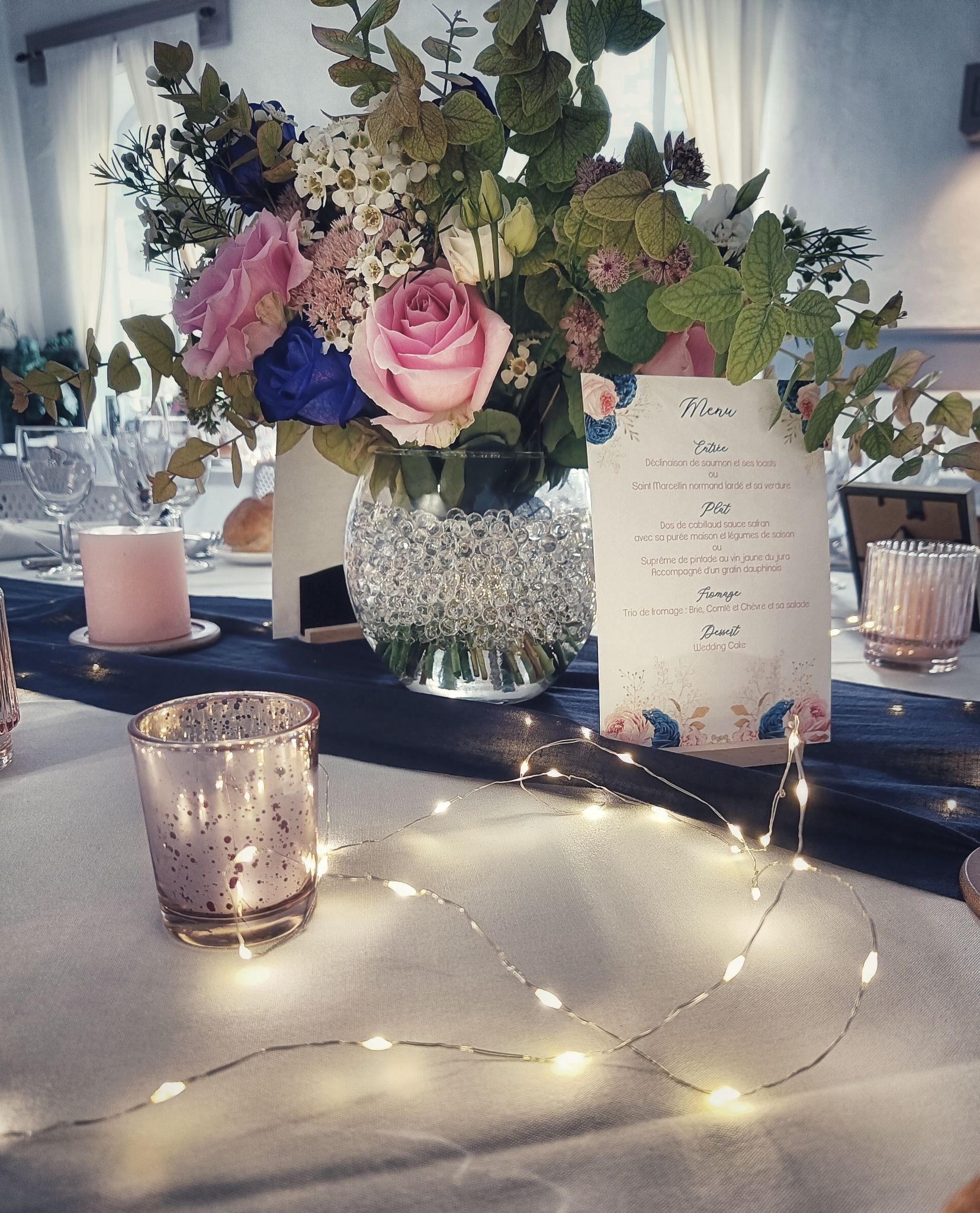 Mariage bleu nuit centre table bouquet rond bille eau