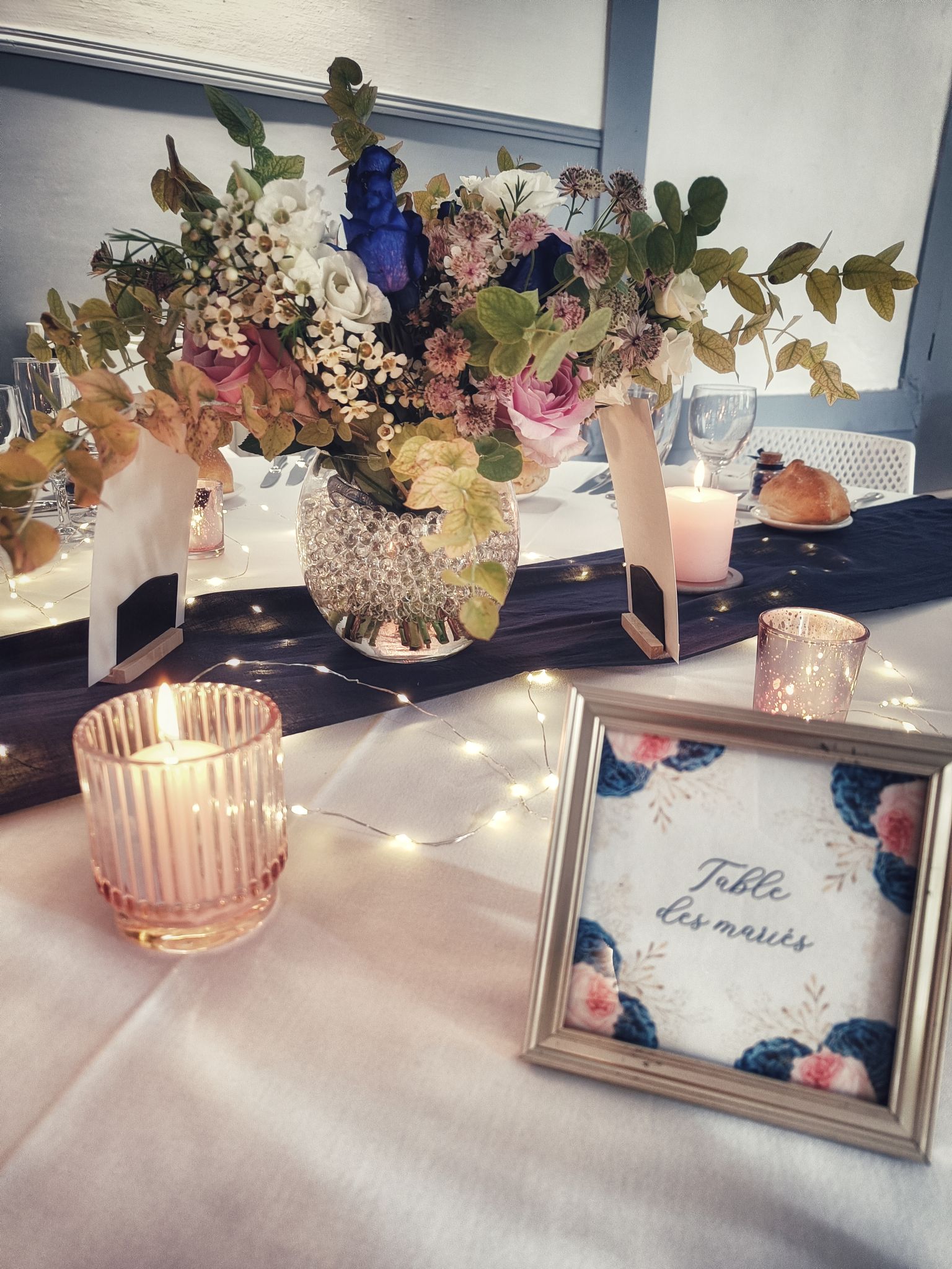 Mariage bleu nuit centre table bouquet rond