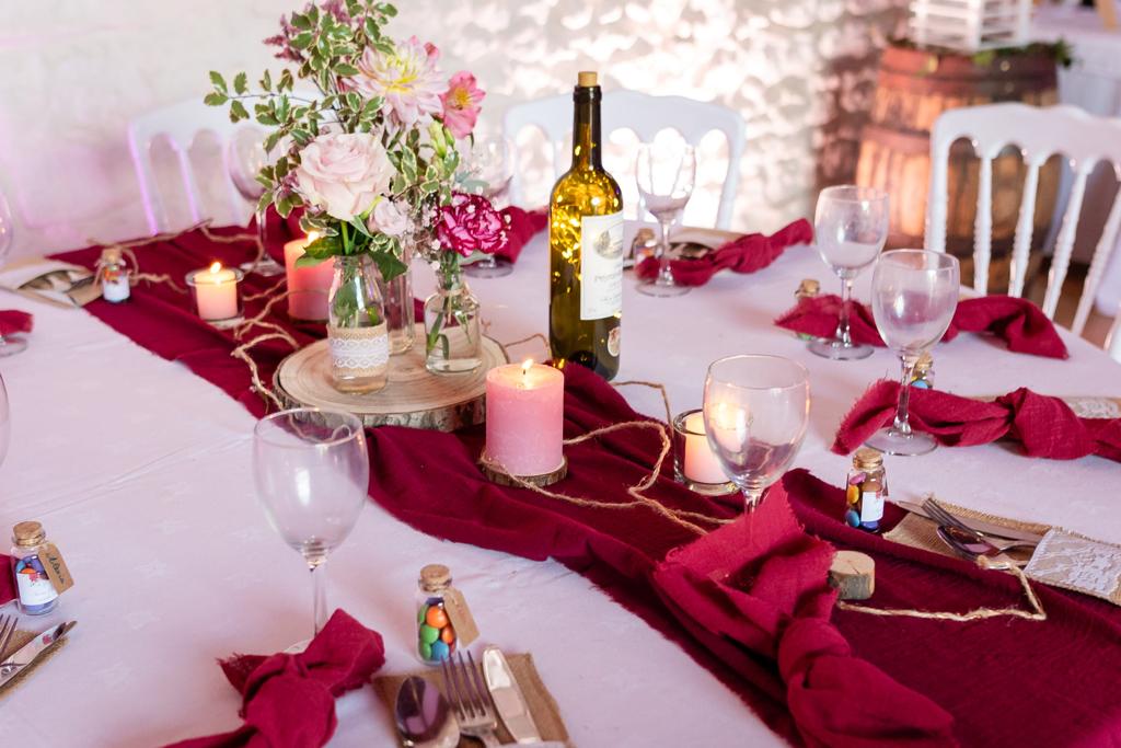 Mariage burgundy vin chemin table bougie