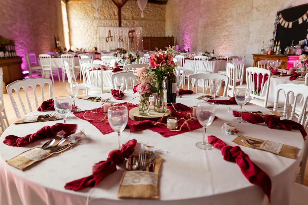Mariage burgundy vin decoration table