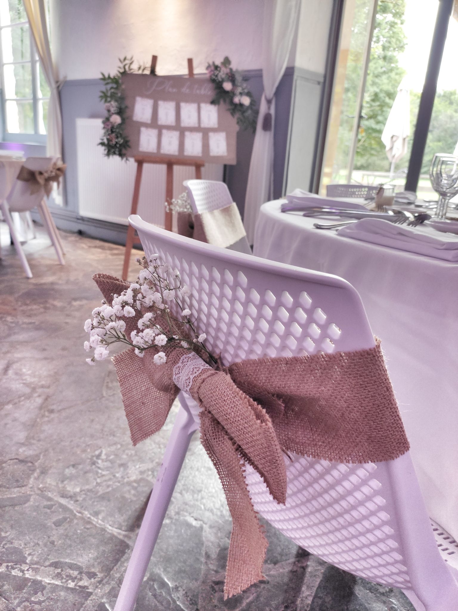 Mariage champetre noeud chaise jute gypsophile