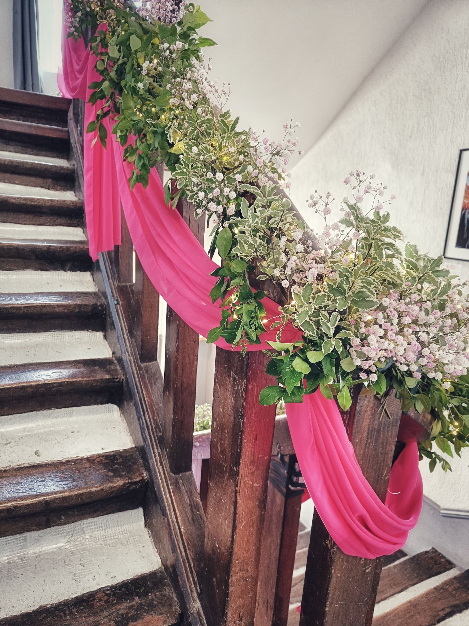 Mariage fuchsia decoration escaliers mousseline soie feuillage