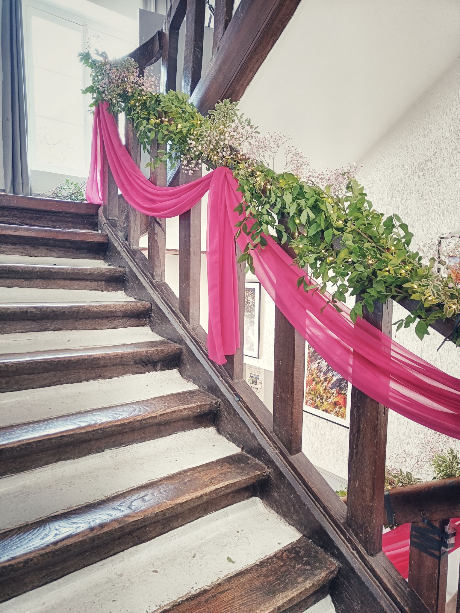 Mariage fuchsia decoration escaliers mousseline soie feuillage2