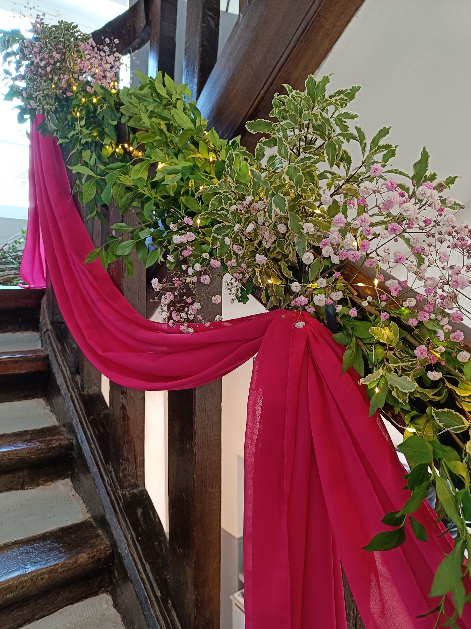 Mariage fuchsia decoration escaliers mousseline soie feuillage3