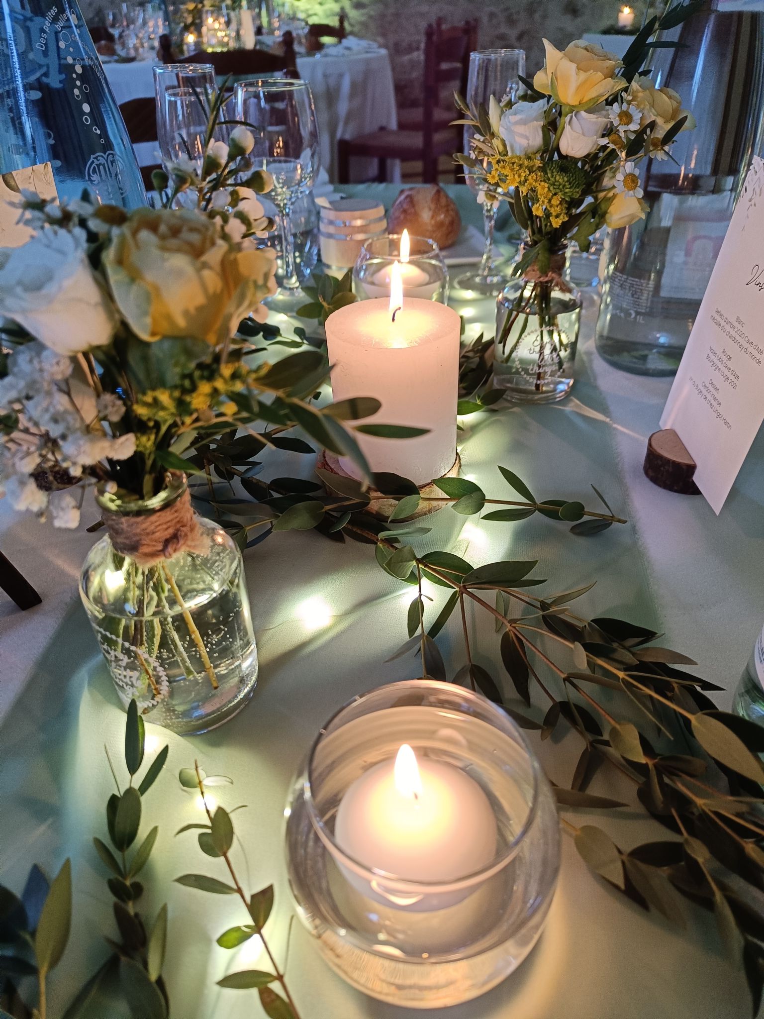 Mariage jaune blanc bougie flotante eucalyptus