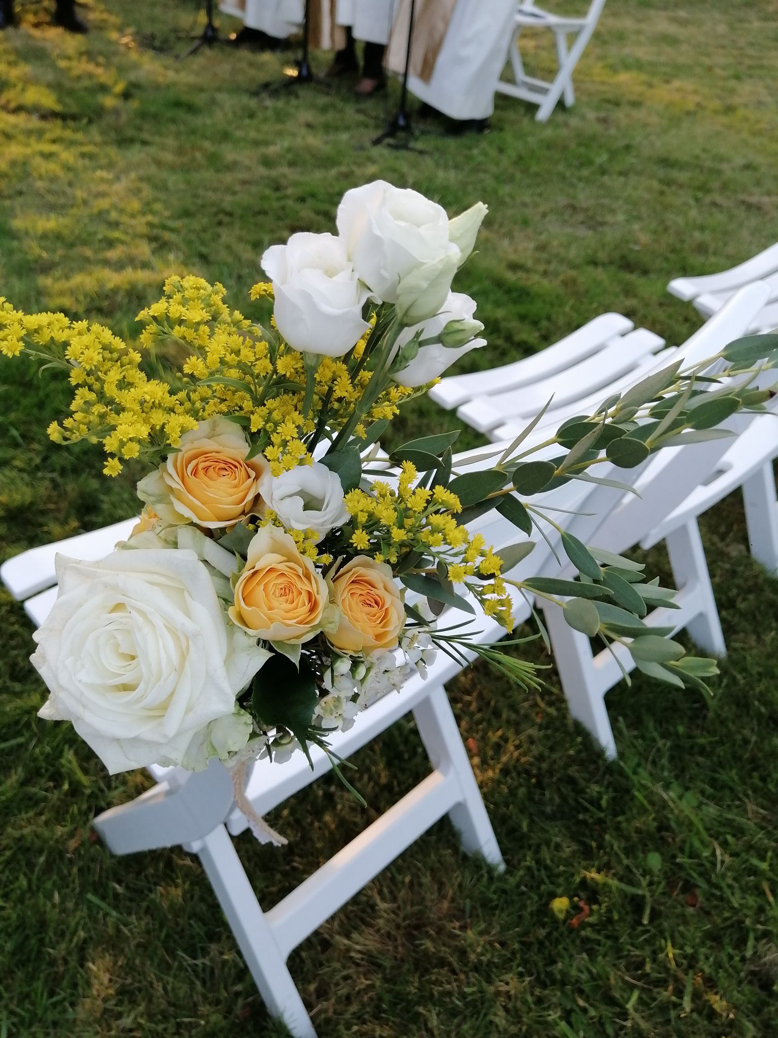 Mariage jaune blanc bouquet allee ceremonie