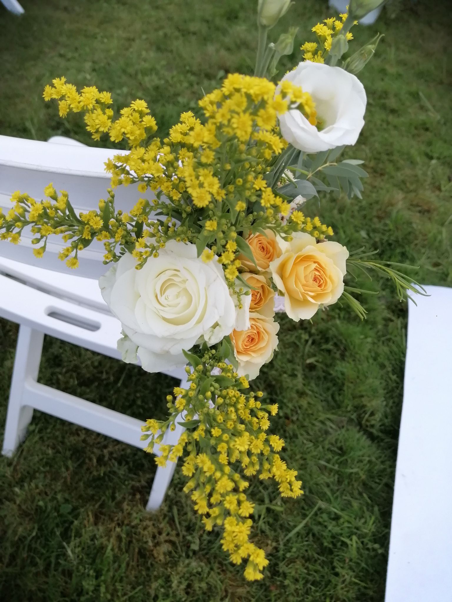 Mariage jaune blanc bouquet chaise ceremonie