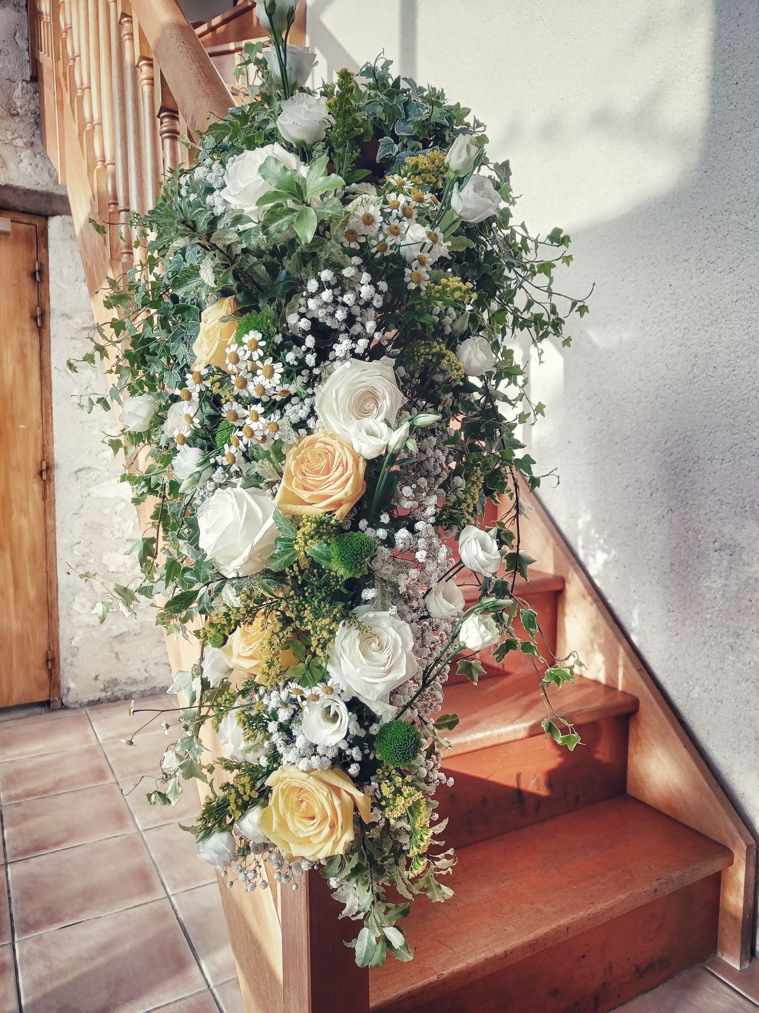 Mariage jaune blanc cascade fleurs escalier