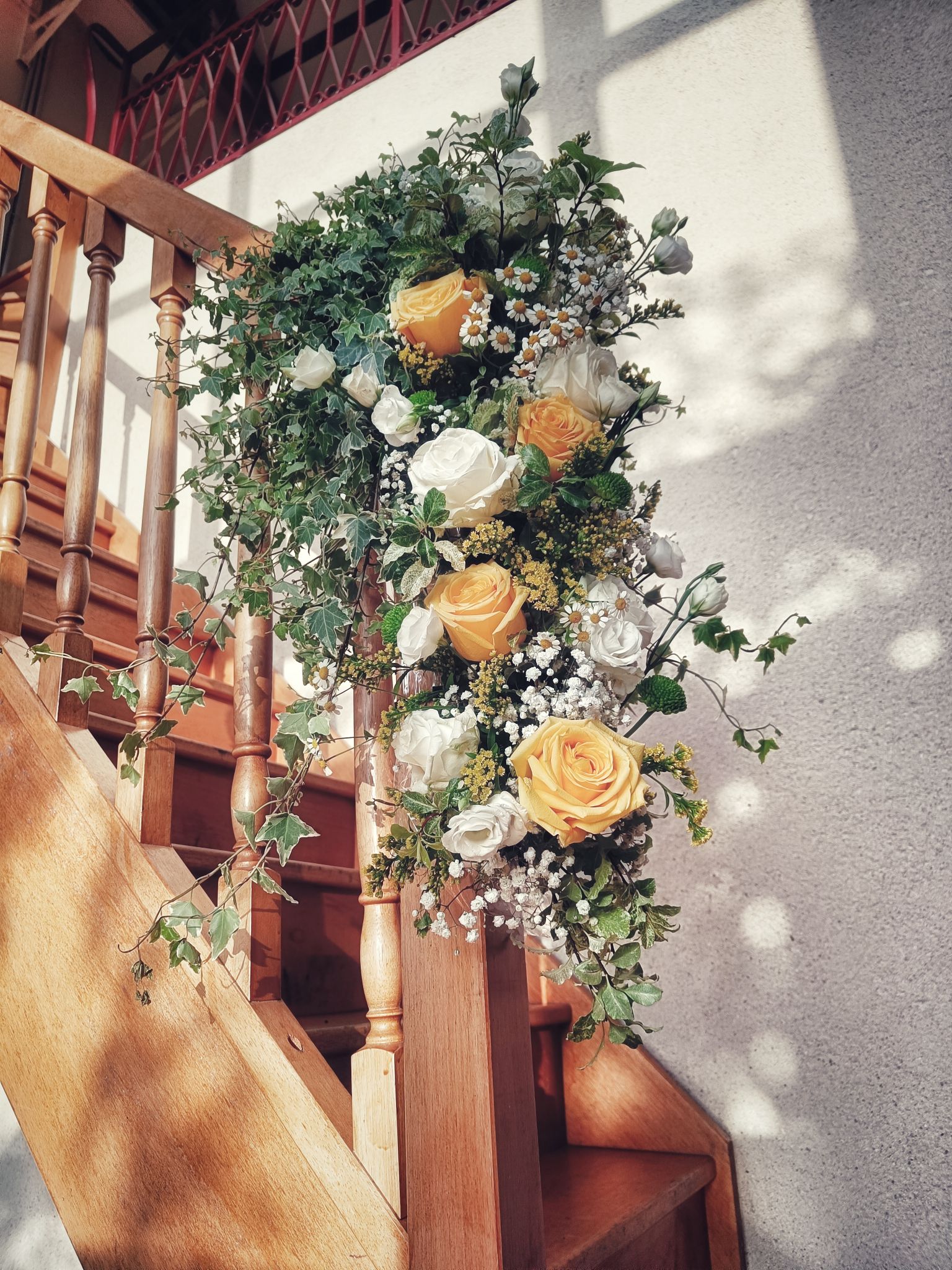 Mariage jaune blanc cascade fleurs escaliers2