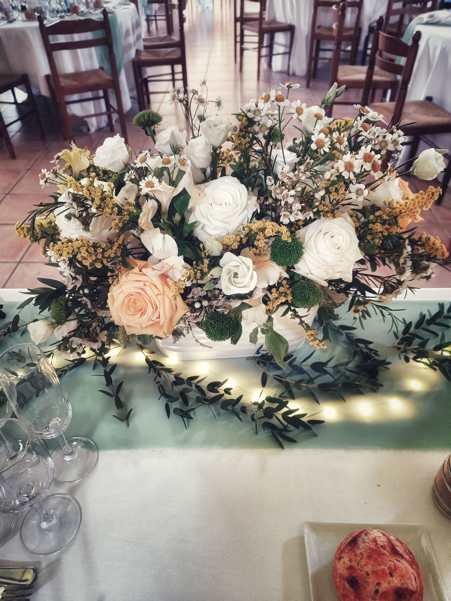 Mariage jaune blanc centre table honneur camomille