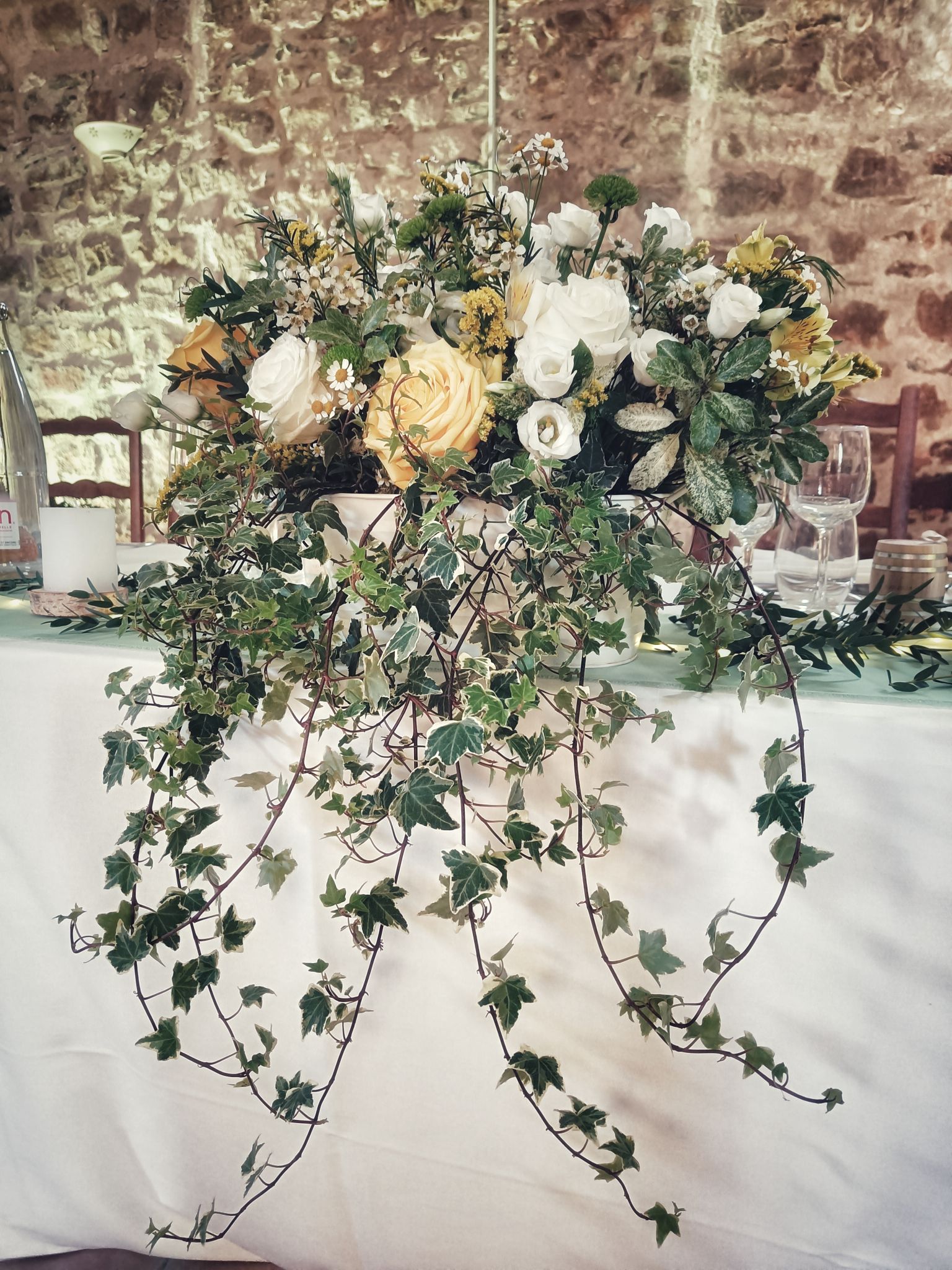Mariage jaune blanc centre table honneur compositon florale