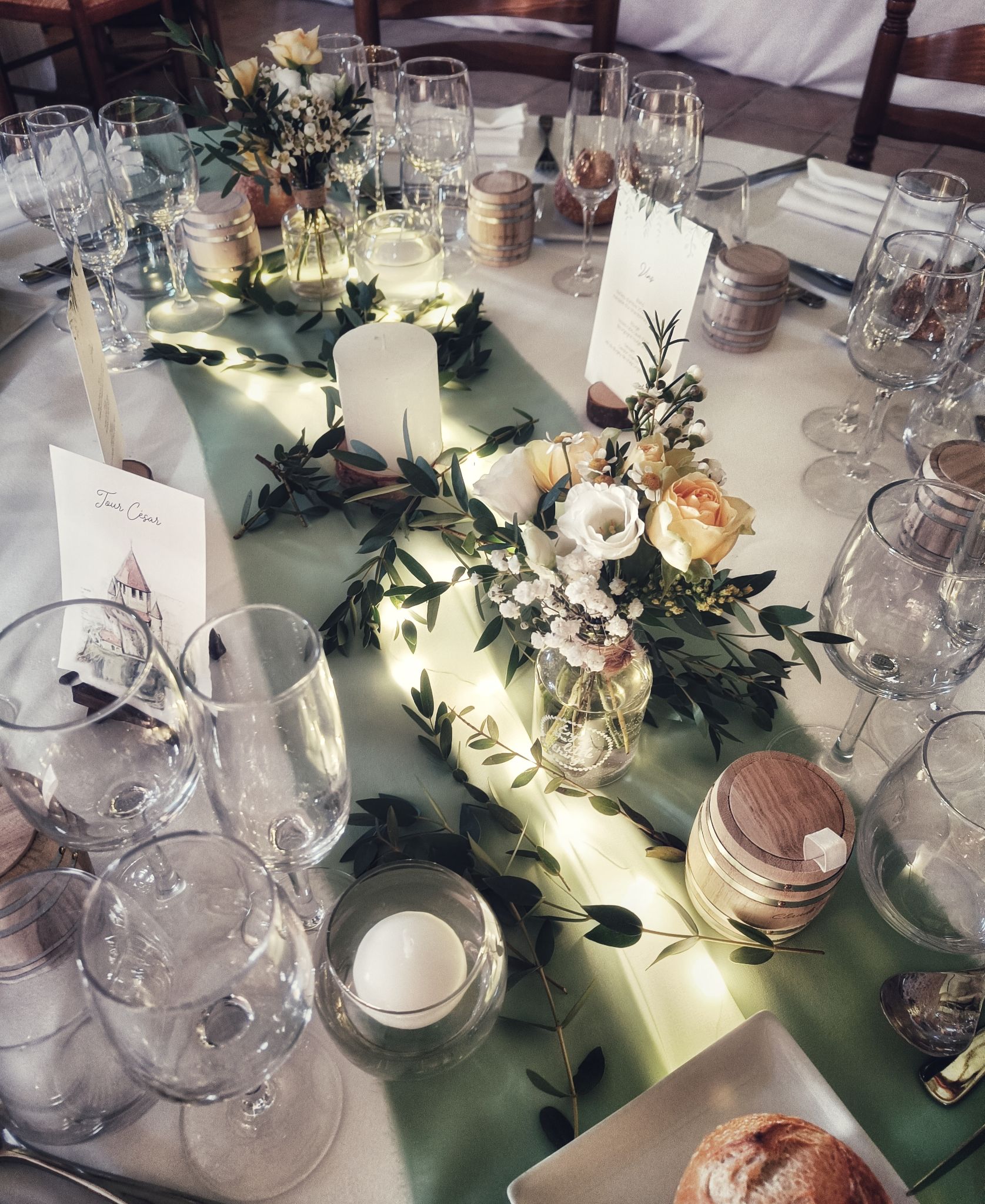 Mariage jaune blanc chemin table vegetal bougies photophore
