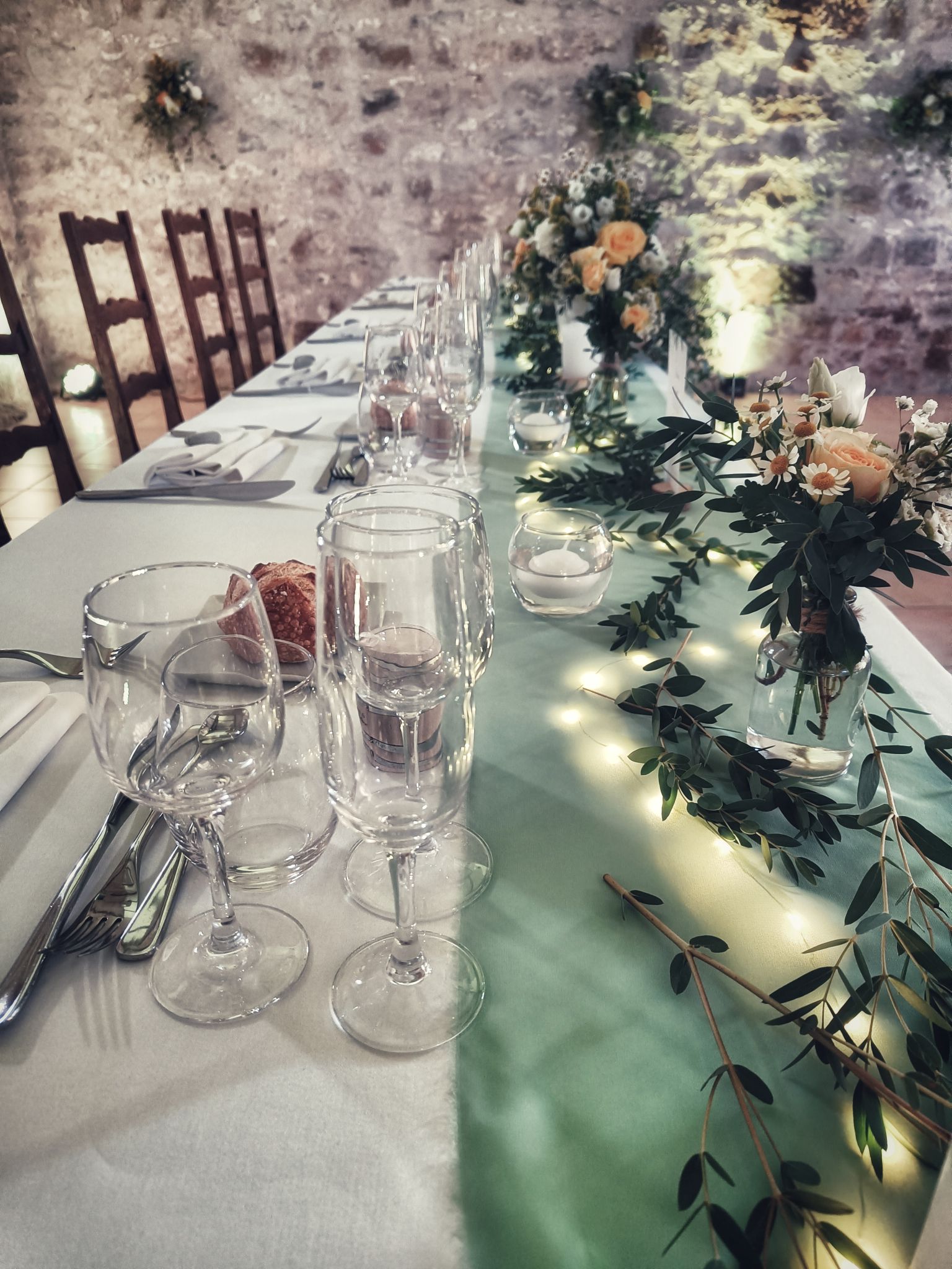 Mariage jaune blanc chemin table vegetal