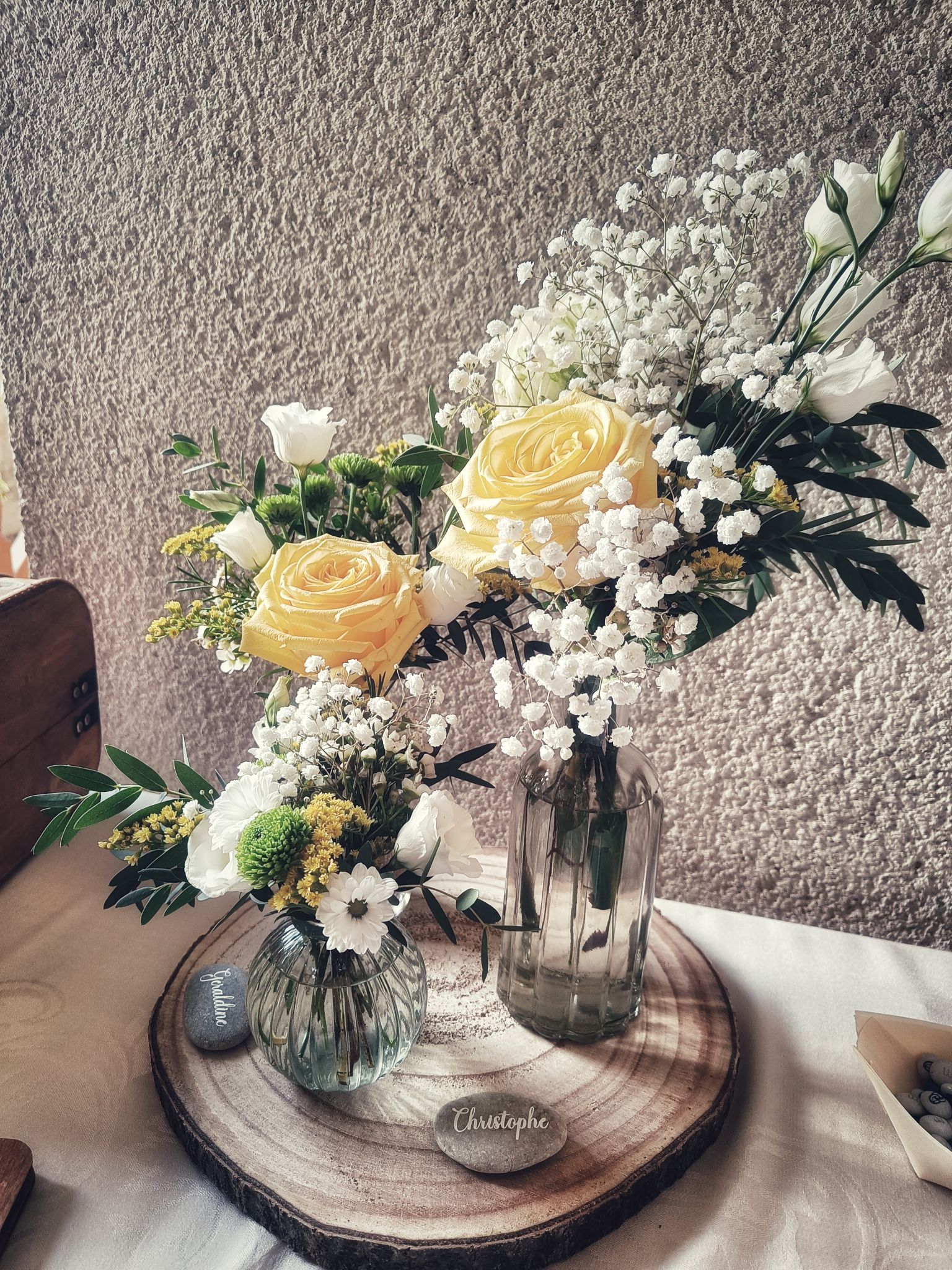 Mariage jaune blanc rondin bois trio vases