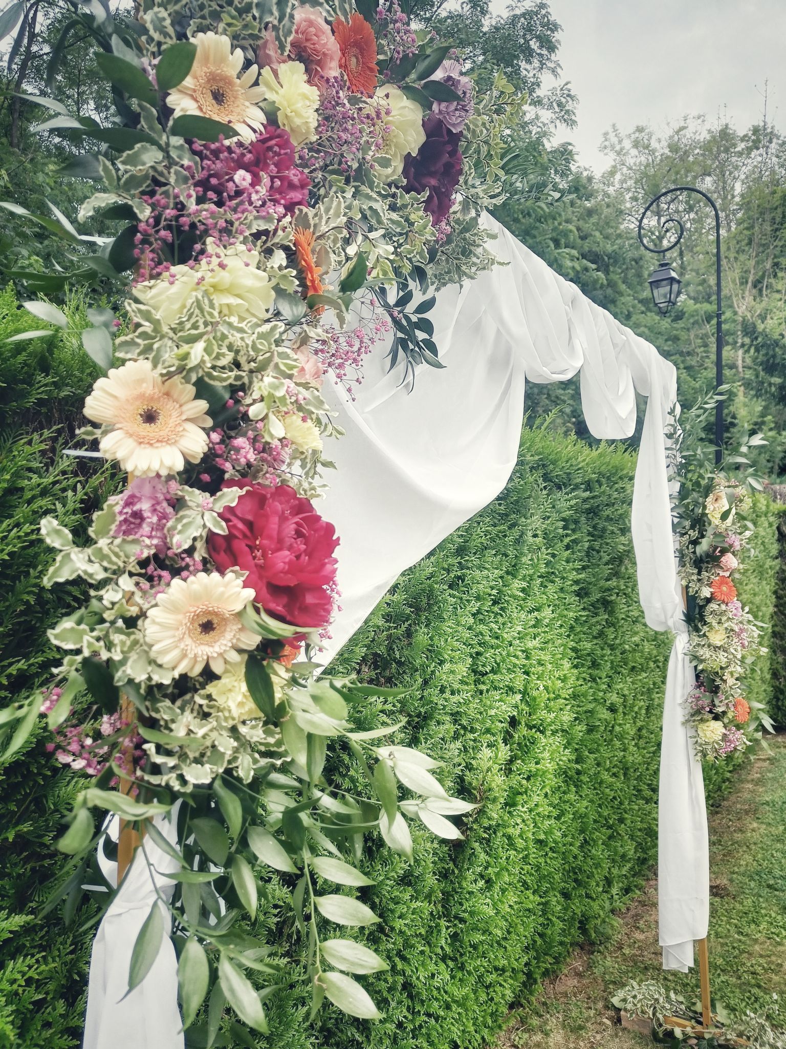 Mariage pivoine arche fleurs photobooth