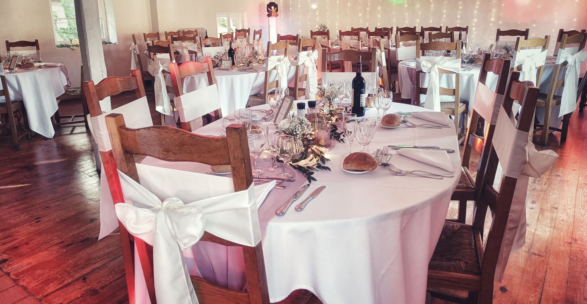 Mariage romantique nature decoration salle noeud chaises