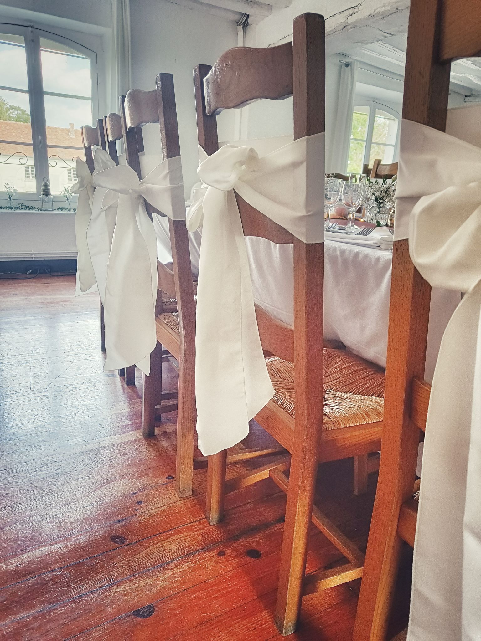 Mariage romantique nature noeud satin chaises