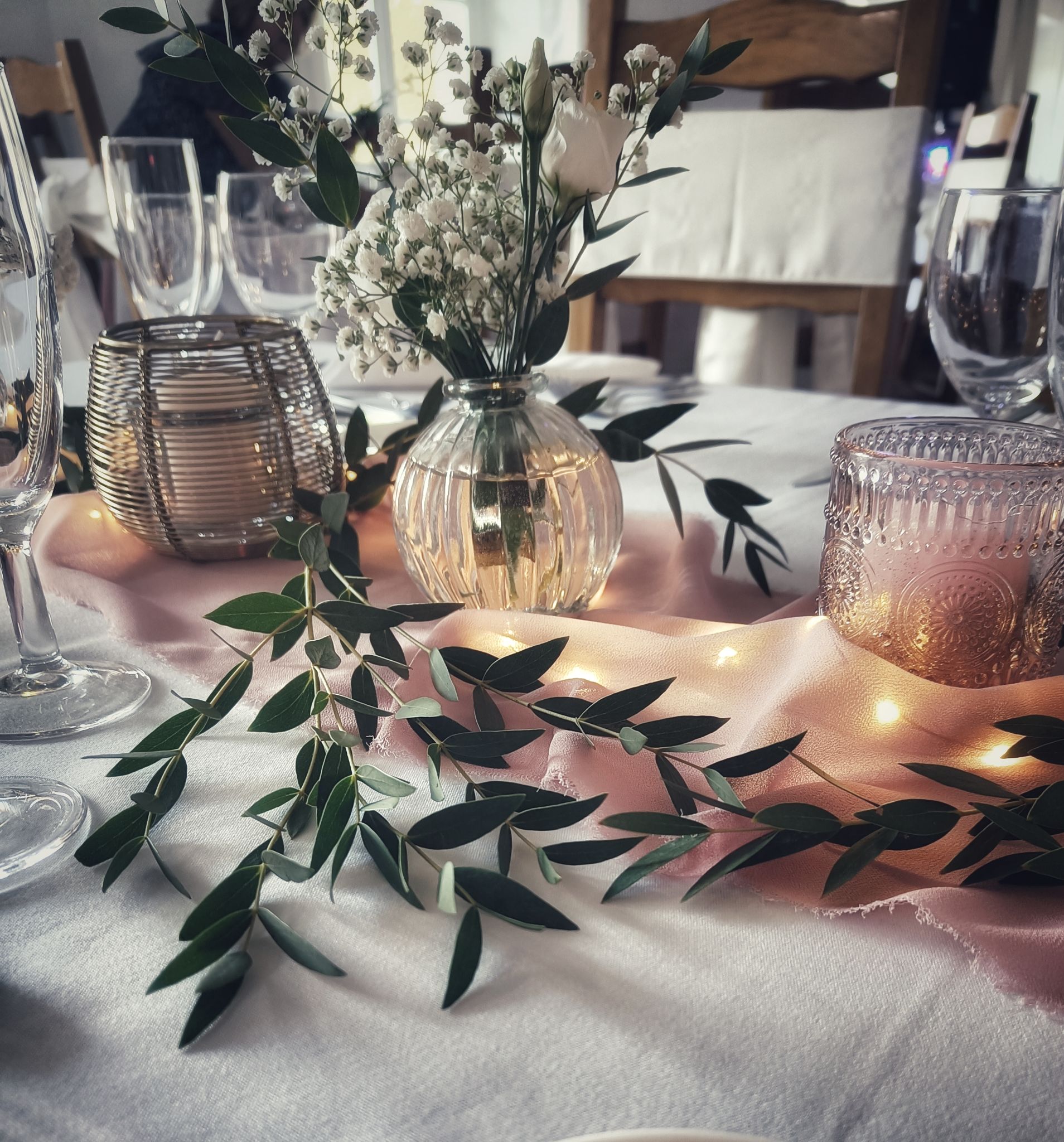 Mariage romantique nature vase fleurs blanches