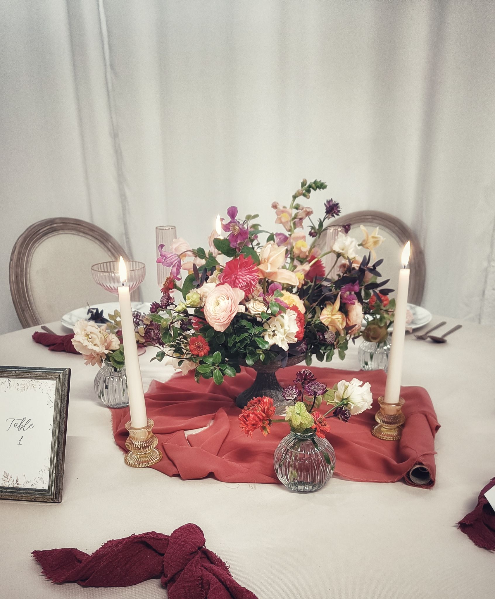 Terracotta centre table bougie fleurs vases